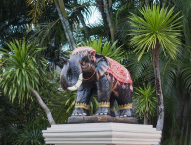 Tayland 'da otele girmeden önce bir fil heykeli.