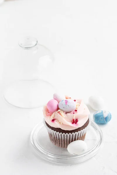 Cupcake di cioccolato pasquale con ripieno di caramello e decorazione sotto forma di piccole uova di Pasqua dal marzapane — Foto Stock