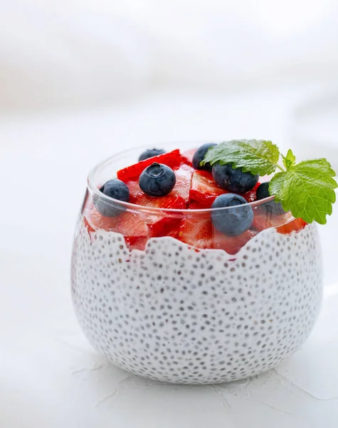 Budino Chia sano con latte di cocco, fragole, semi di chia, mirtilli in un bicchiere. Concetto di alimentazione sana, stile di vita sano, dieta, menu fitness. — Foto Stock