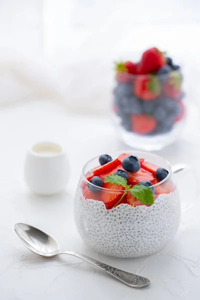 Budino Chia sano con latte di cocco, fragole, semi di chia, mirtilli in un bicchiere. Concetto di alimentazione sana, stile di vita sano, dieta, menu fitness. — Foto Stock