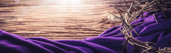 阳光照射下的木制地板上的荆棘冠和紫袍 耶稣基督的十字架 — 图库照片
