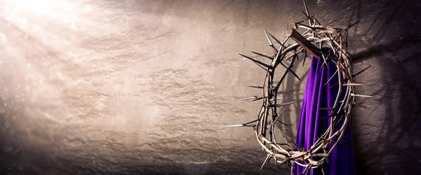荆棘的冠冕和紫袍挂在石墙的铁钉上 耶稣基督的十字架 — 图库照片