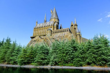 Osaka, Japonya - 12 Kasım 2017: Harry Potter 'ın Hogwarts Cadılık ve Büyücülük Okulu Osaka Japonya Universal Stüdyoları' nda, Universal Stüdyoları dünyada 4 şubesi olan bir lunapark..