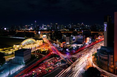 Bangkok, Tayland 30 Aralık 2017: Hua Lamphong Tren İstasyonu ve istasyonun etrafındaki trafik sıkışıklığı ile Bangkok 'un Gece Kenti.