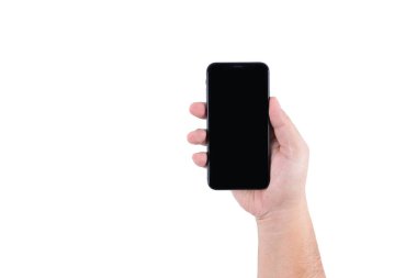 Adamın eli beyaz arka planda siyah cep telefonunun yeni bir versiyonunu tutuyor..