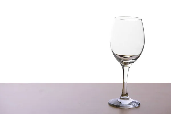 Beyaz Arka Plandaki Ahşap Masada Şarap Izole Edilmiş — Stok fotoğraf