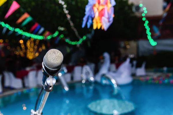 Sahnede Mikrofon Bulanık Yüzme Havuzu Arkaplanı Bokeh Telifsiz Stok Imajlar