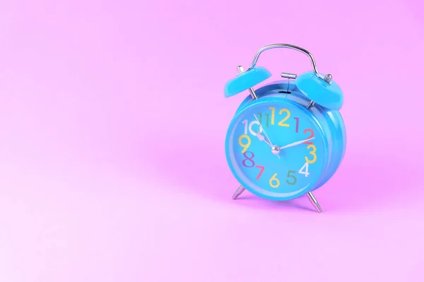 Reloj Despertador Azul Sobre Fondo Rosa Pastel Aislado —  Fotos de Stock