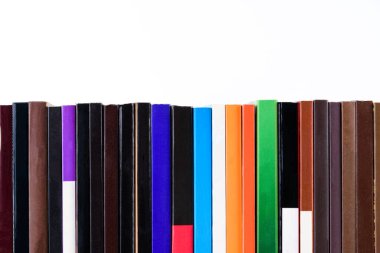 Beyaz arkaplanda izole edilmiş renkli kitap yığınını kapat