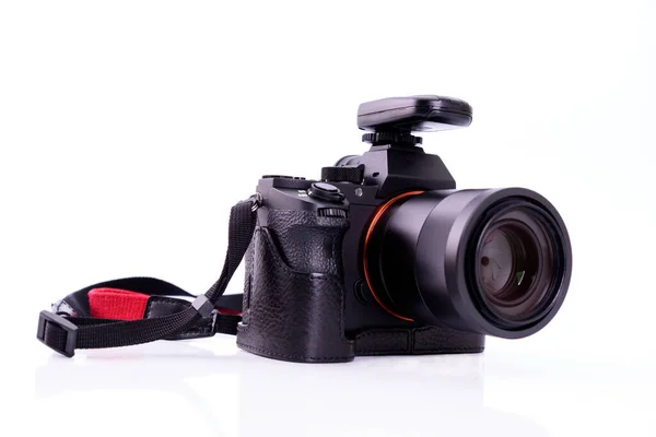 Schwarze Dslr Kamera Mit Blitzauslöser Isoliert Auf Weißem Hintergrund — Stockfoto