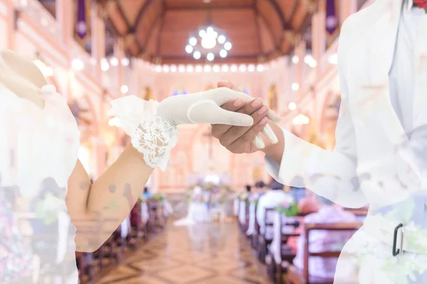 Konsept Düğün Damadın Gelinin Beyaz Bir Gelinlik Içinde Birbirlerinin Ellerini — Stok fotoğraf