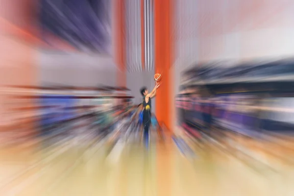 Técnica Zoom Explosión Hombre Asiático Pretenden Disparar Baloncesto Gimnasio Imagen De Stock
