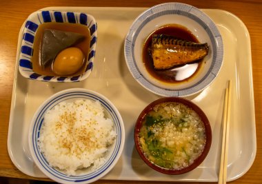 Geleneksel Japon yemek seti.