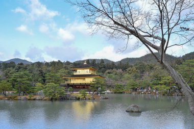 Kinkakuji 'nin ya da Japonya' nın Kyoto kentindeki Zen Budist tapınağının manzarası. Kyoto 'nun en popüler binalarından biridir ve yılda birçok ziyaretçi çeker.