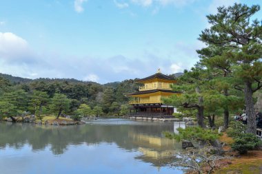 Kinkakuji 'nin ya da Japonya' nın Kyoto kentindeki Zen Budist tapınağının manzarası. Kyoto 'nun en popüler binalarından biridir ve yılda birçok ziyaretçi çeker.