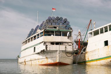 Endonezya 'nın Jakarta limanına açılan Sunda Kelapa limanındaki çeşitli gemi manzarası.