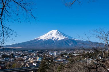 Fuji Dağı 'nın Japoncada genellikle Fuji san olarak bilinen manzarası, Fuji Dağı' nın yılda yaklaşık beş ay boyunca karla kaplı olan son derece simetrik konisidir. Japonya 'nın sembolü olarak bilinir..