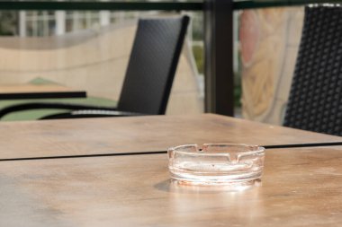 Restorandaki masanın üzerindeki cam kül tablası. 