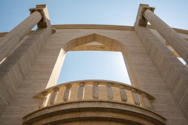 Katara kültür köyünü, amfitiyatrosu, müzesi, kongre merkezi, artı Doha, Katar 'da dükkanları, lokantaları ve plajı olan bir liman bölgesi.