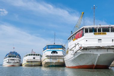 Jakarta, Endonezya - 2 Ocak 2019: Endonezya 'nın Jakarta limanına açılan kapı olan Sunda Kelapa limanındaki çeşitli gemilerin görüntüsü.