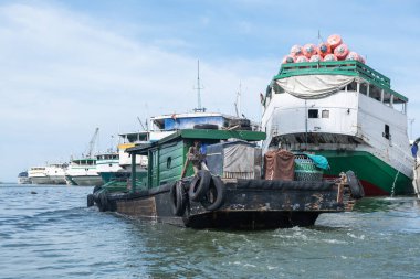 Jakarta, Endonezya - 2 Ocak 2019: Endonezya 'nın Jakarta limanına açılan kapı olan Sunda Kelapa limanındaki çeşitli gemilerin görüntüsü.