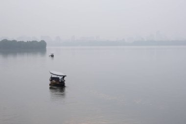 Zhejiang, Çin - 20 Mayıs 2019: Hangzhou, Zhejiang, Çin 'de bir tatlı su gölü var.. 