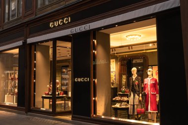 Viyana, Avusturya - 10 Ekim 2019: Avusturya 'nın Viyana şehrinin bir caddesinde bulunan İtalyan lüks moda ve deri ürünleri markası Gucci' nin ön dükkanı.
