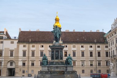 Viyana, Avusturya - 10 Ekim 2019: Hofburg İmparatorluk Sarayı, Viyana, Avusturya 'daki anıt parkının panoramik manzarası 
