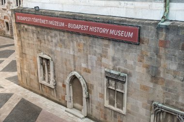 Budapeşte, Macaristan - 11 Ekim 2019: Budapeşte Tarih Müzesi, Roma zamanından günümüze kadar Budapeşte 'deki yaşam üzerine sergiler, Budapeşte, Macaristan' daki görkemli saray odalarında.