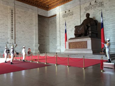 Taipei, Tayvan - 7 Temmuz 2015: Tayvan Tayvan 'ın Taipei kentinde Başkomutan Chiang Kai-shek' in anısına dikilen ünlü bir ulusal anıt, dönüm noktası ve turistik yer olan Chiang Kai-shek Anıt Salonu.
