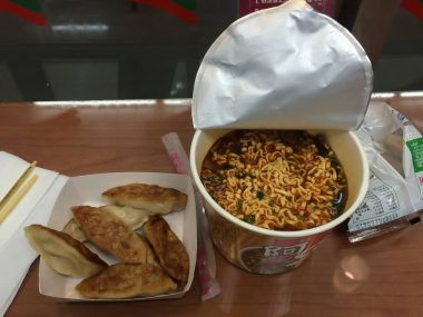 Taichung, Tayvan - Temmuz 2015: Tayvan 'daki bakkaldan gelen kolay yemek anlık erişte olarak görülüyor, Tayvan, Tayvan' da masada yemek için hazırlar..