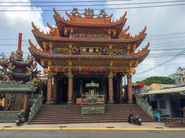 Kaohsiung, Tayvan - 11 Temmuz 2015: Güney Çin Denizi 'nde yer alan Kaohsiung Şehri' nin Cijin Adası 'ndaki bir Çin türbesi. 