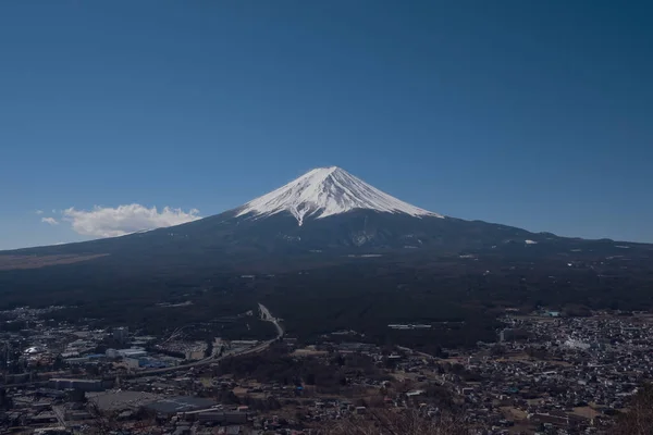 在日本 富士山通常被称为富士山 Fuji San 富士山异常对称的圆锥 每年积雪大约五个月 众所周知 它是日本的象征 — 图库照片