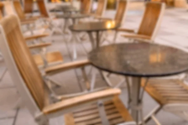 Zamazane Tło Restauracji Relaks Świeżym Powietrzu Drewnianym Krzesłem Stołem Pobliżu — Zdjęcie stockowe