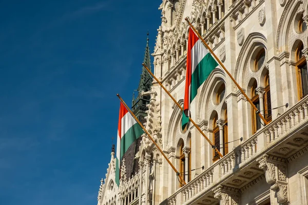 Banderas Húngaras Edificio Del Parlamento Húngaro Parlamento Budapest Destino Turístico —  Fotos de Stock