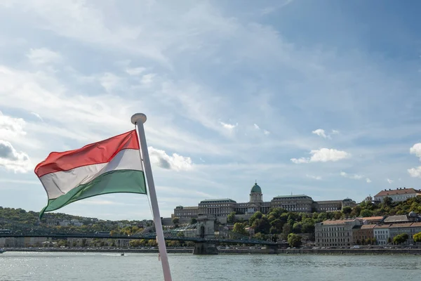 Вид Венгерского Флага Будского Замка Города Вдоль Реки Дунай Будапеште — стоковое фото
