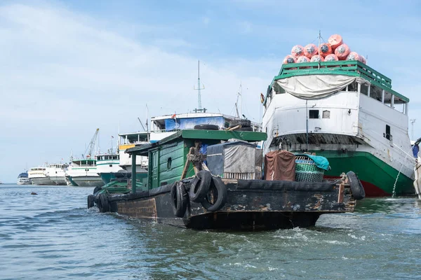 Jakarta, Endonezya - 2 Ocak 2019: Endonezya 'nın Jakarta limanına açılan kapı olan Sunda Kelapa limanındaki çeşitli gemilerin görüntüsü.