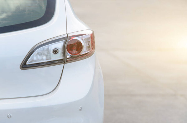 Задние фонари белых автомобилей