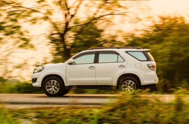 Samut Sakhon, Tayland - Mart 2019: TOYOTA FortTUNTA Motion image, otomobil günbatımı arka planında, Samut Sakhon Vilayeti 'nde 8 Mart 2019 tarihinde Samut Sakhon, Tayland.