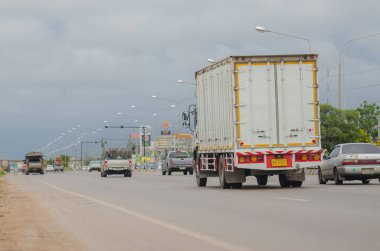 Samut Sakhon, Tayland - Ağustos 2019: Tayland 'ın Samut Sakhon Eyaleti' nde 12 Ağustos 2019 tarihinde Rama 2 Yolu üzerinde beyaz kamyonlar nakliye için koştu..