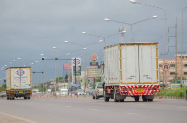 Samut Sakhon, Tayland - Ağustos 2019: Tayland 'ın Samut Sakhon Eyaleti' nde 12 Ağustos 2019 tarihinde Rama 2 Yolu üzerinde beyaz kamyonlar nakliye için koştu..
