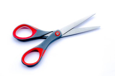 Makas izole, makas paslanmaz çelik beyaz zemin üzerinde