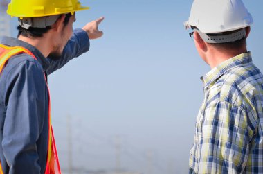 iki inşaat mühendisi şantiyede çalışmayı planlıyor