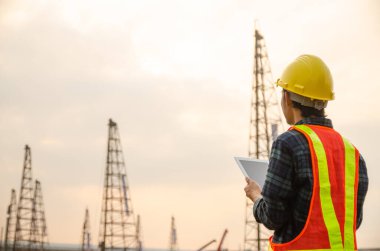 Mühendis inşaatı inşaat alanında planlıyor.