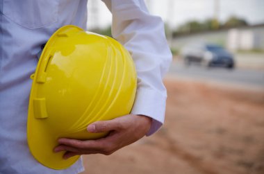 Sarı başlık yol inşaatçılarının elinde..