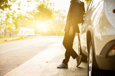 Ulusal bir parkta arabası olan bir adam, turizm konsepti.