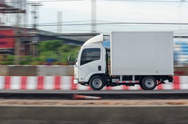 Yol ulaşımı için küçük beyaz bir kamyonun hareketli görüntüsü