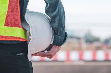 Beyaz başlık yol inşaatçılarının elinde..