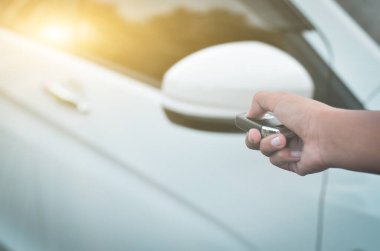 Uzaktan kumandanın tuşuna basarak kapıyı kilitle ya da kilidi aç, uzaktan kumandayla kapıyı aç..