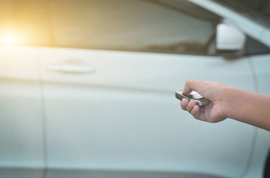 Uzaktan kumandanın tuşuna basarak kapıyı kilitle ya da kilidi aç, uzaktan kumandayla kapıyı aç..